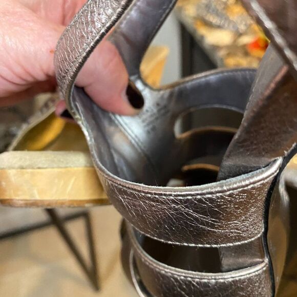 Tahari Shasta Gold Leather Stiletto Sz 6 - Picture 8 of 10